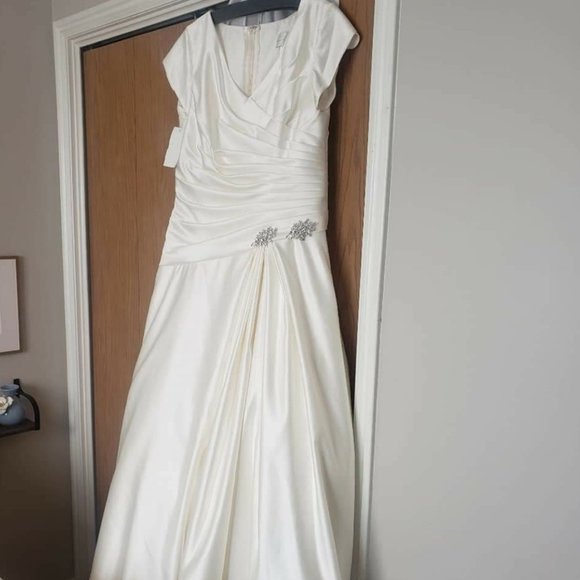 Never written/brand new wedding dress - Picture 5 of 5